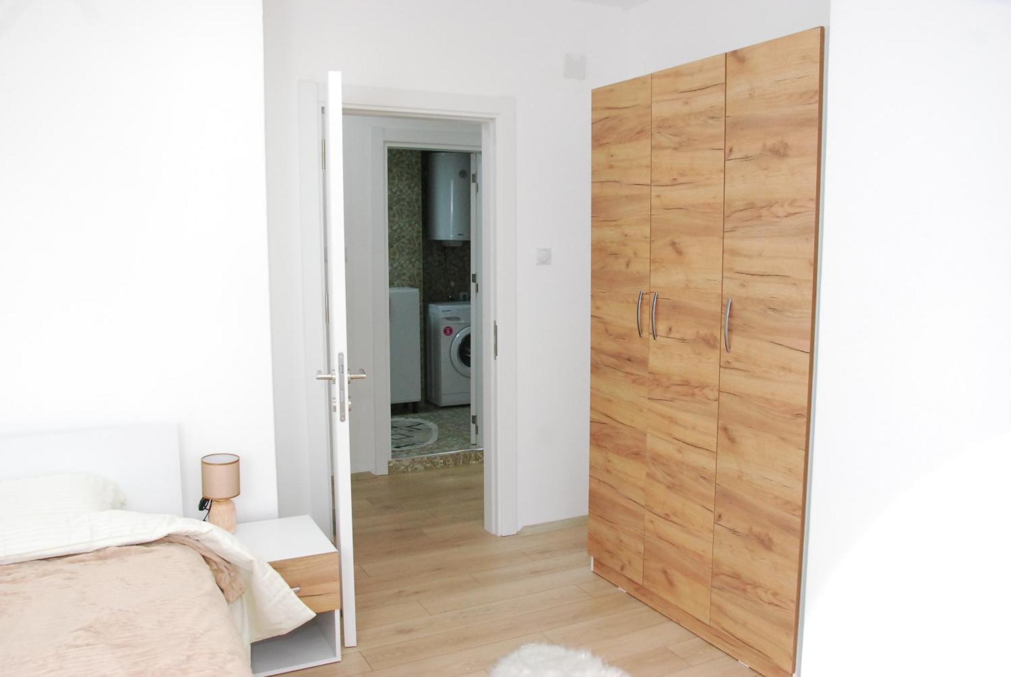 Apartment Delevi *